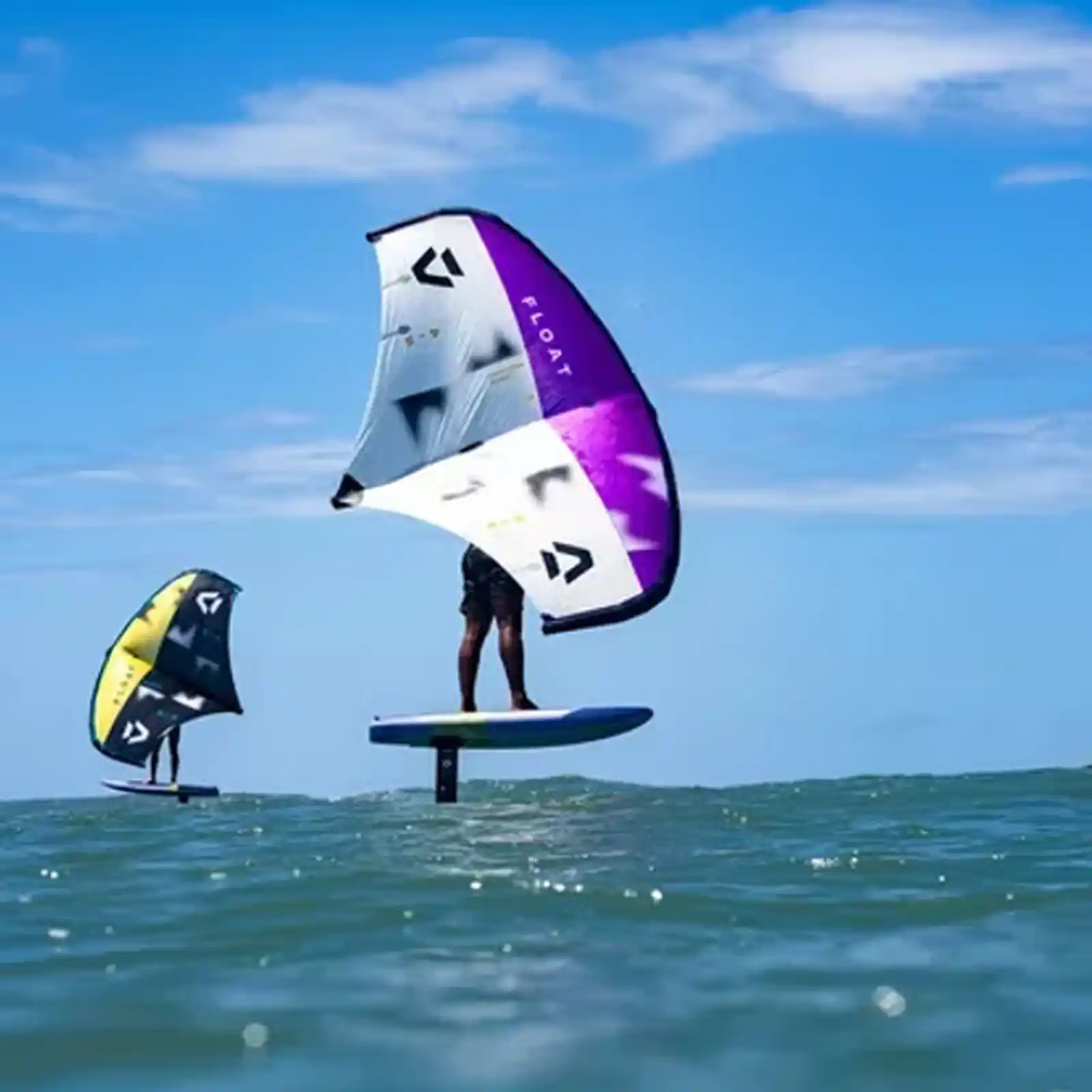 Élèves pratiquant le wingfoil avec des voiles Duotone