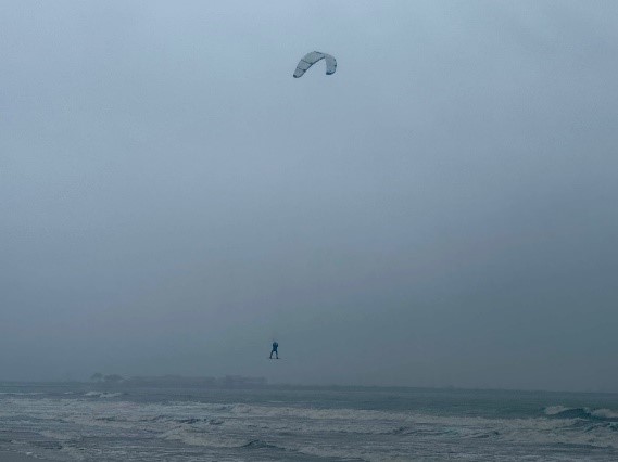 Jérome en plein saut avec la Duotone Rebel D/LAB 2025