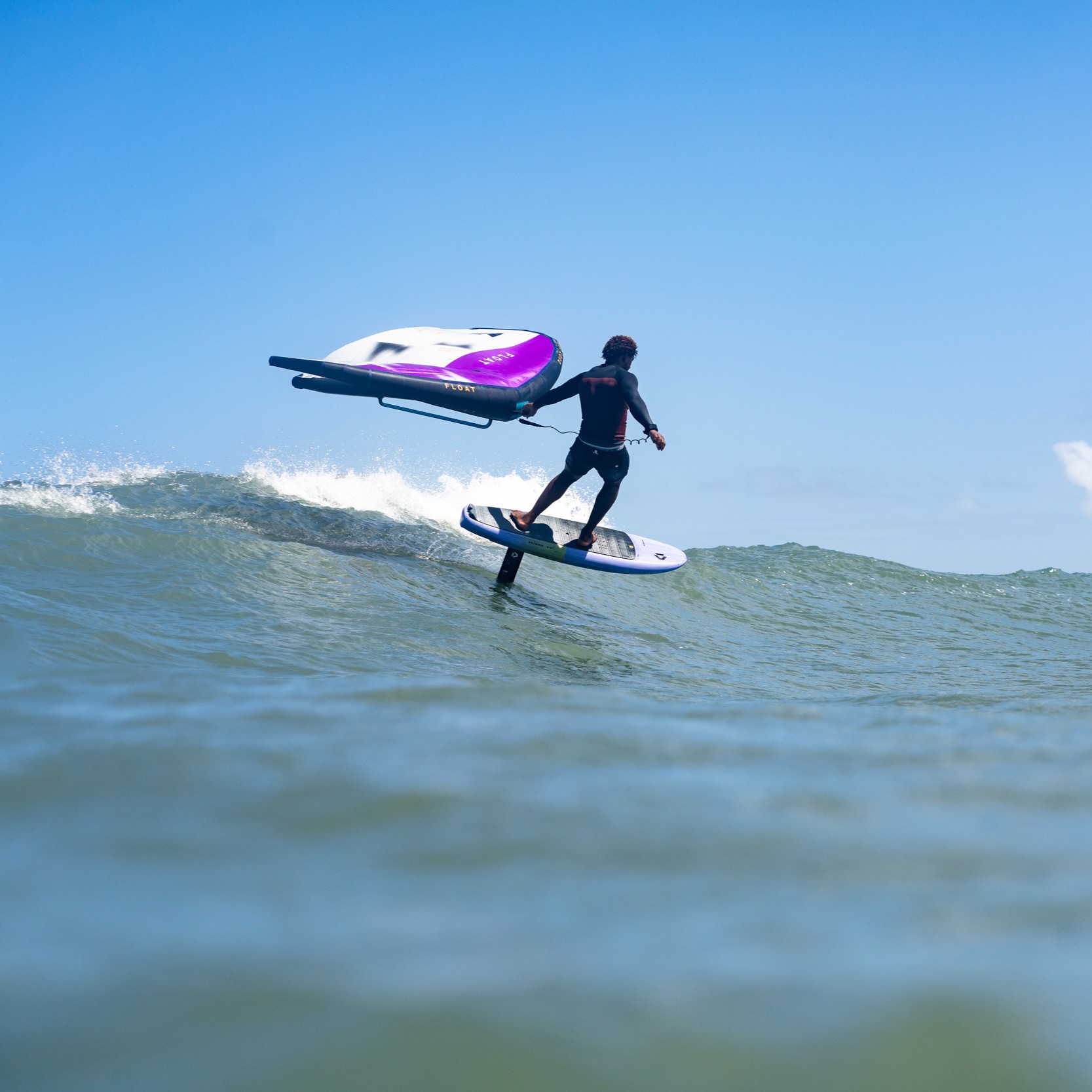 Rider en action avec une DUOTONE FLOAT 2025