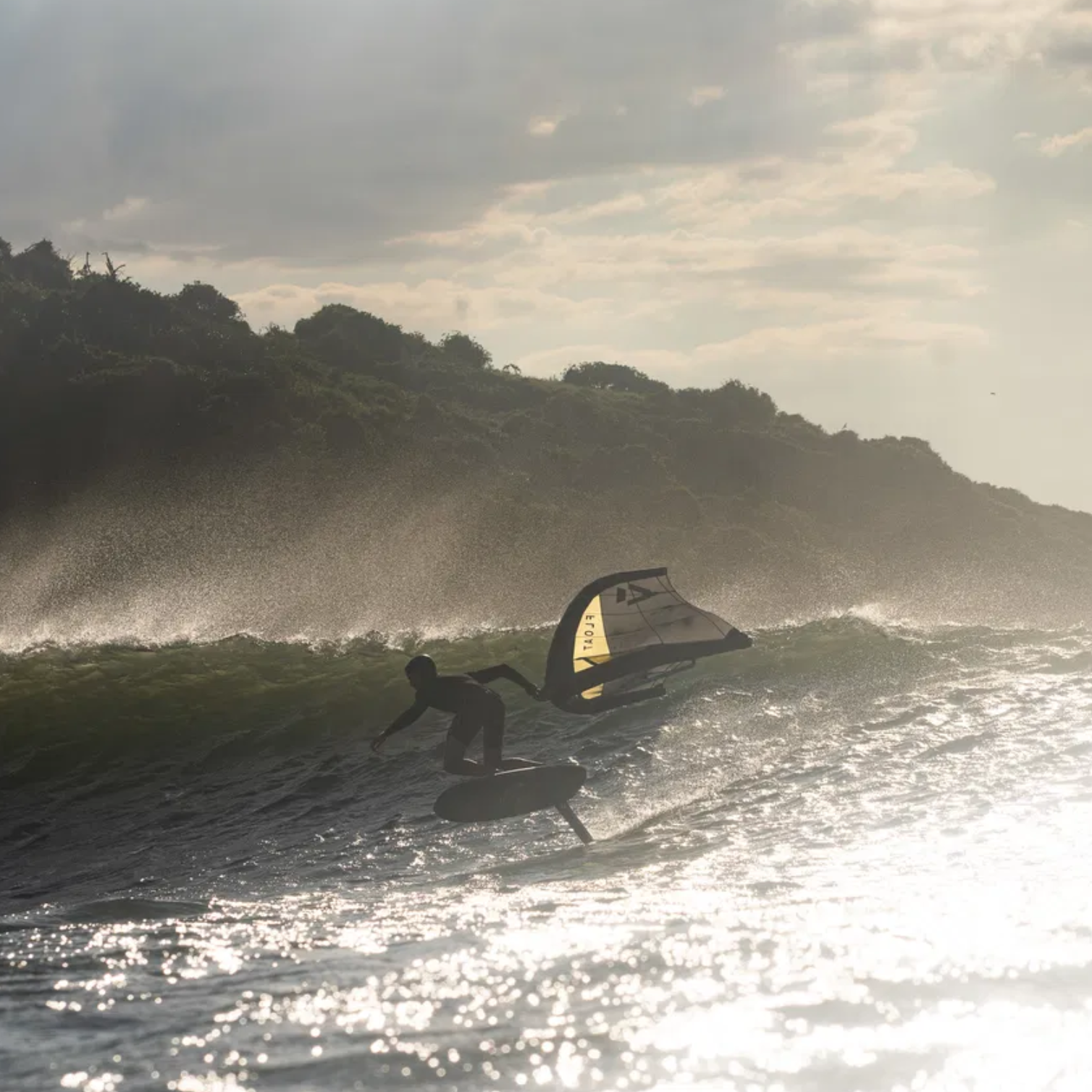 Rider en foil glissant sur une vague avec l’aile DUOTONE Float 2025, configuration freefly