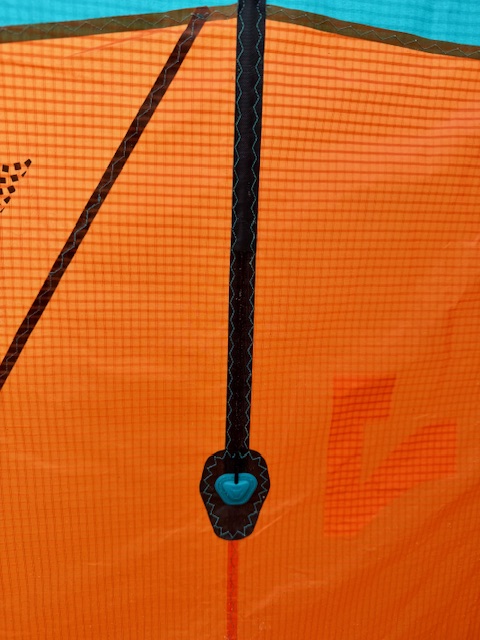 Gros plan sur les coutures de l'aile de kite Rebel SLS 2025.