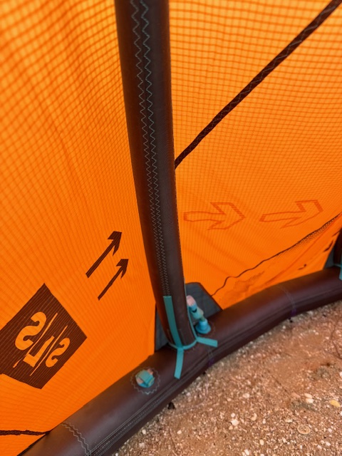 Gros plan sur les coutures de l'aile de kite Rebel SLS 2025.