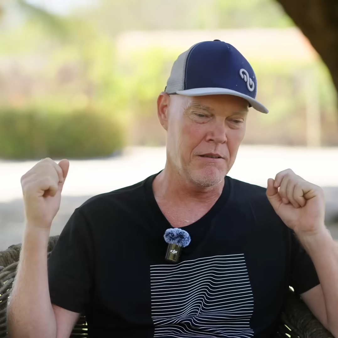 Peter Stiewe, designer Eleveight, en plein échange technique, bras levés pour illustrer un point lors d'une interview kitesurf