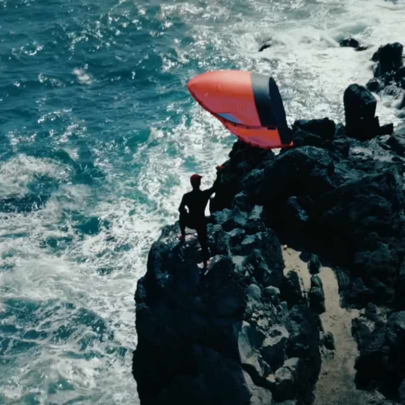 Aile de K Wing F-ONE Plume 2025 - prise en main par un rider sur des falaises