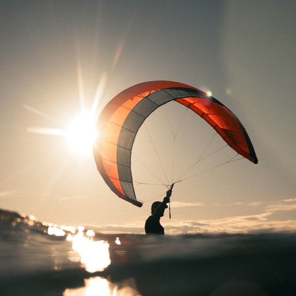 Rider se préparant à une session de K-Wing dans des conditions calmes et ensoleillés