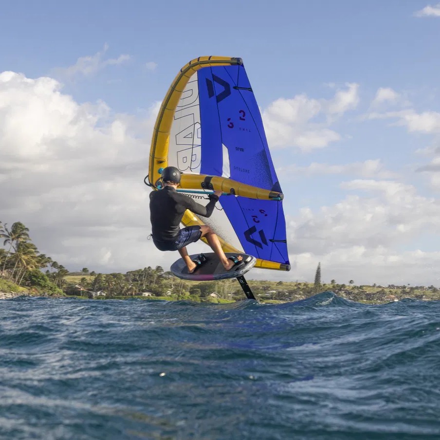 Rider en wingfoil avec foil Duotone Blitz sur l'eau, vitesse et contrôle en conditions réelles.