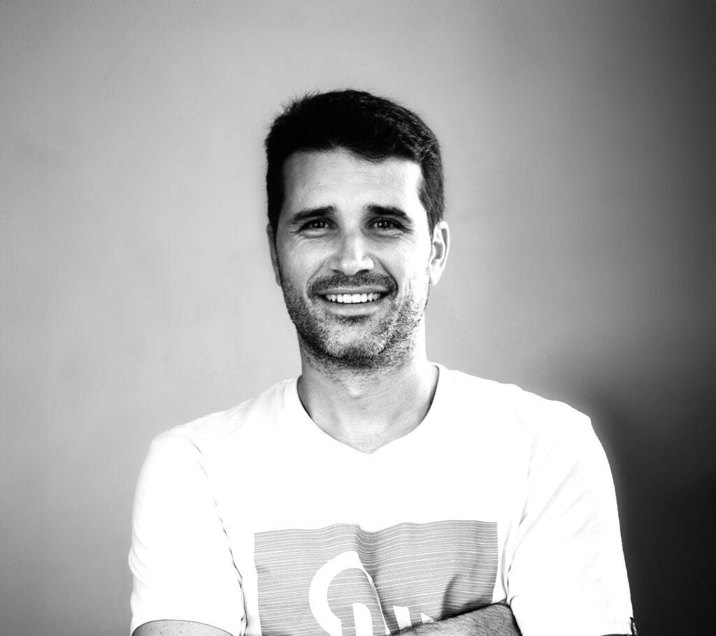 Pierre, coach de kitesurf et créateur YouTube, explique avec les mains un point technique face à Peter Stiewe, en pleine discussion