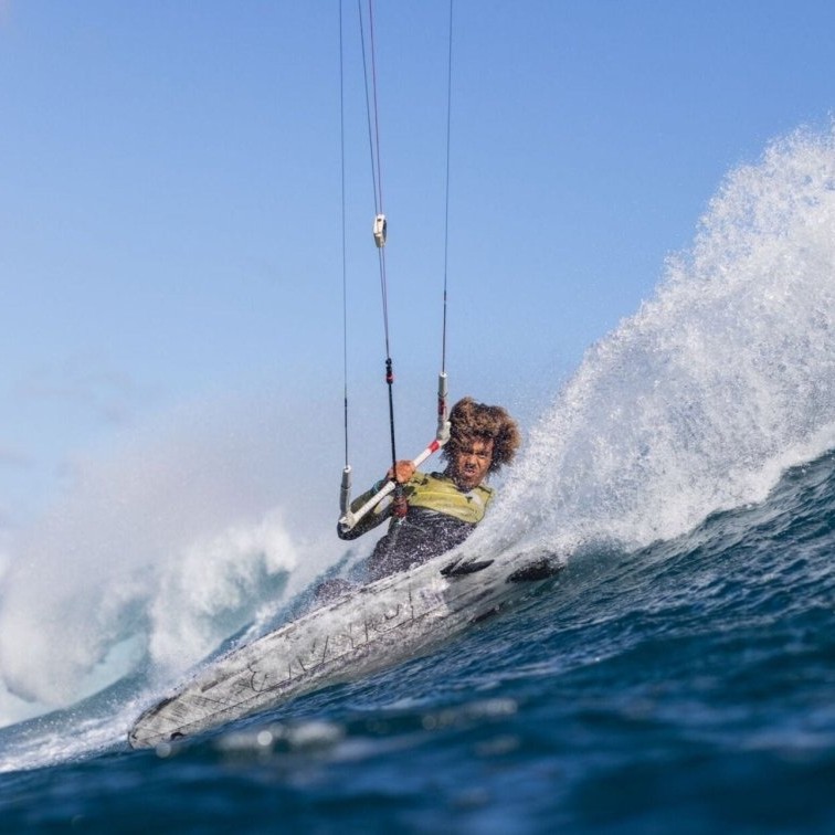 Surfeur en mouvement sur vagues portant la Duotone Whip D/LAB 2025