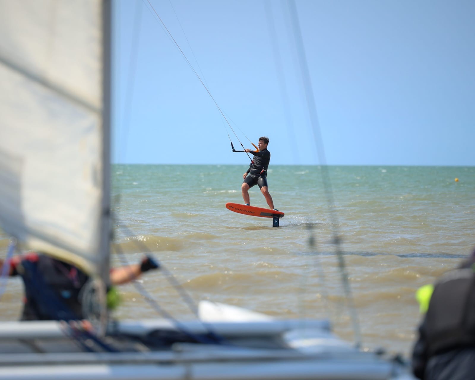 Rider en action sur la Duotone Pace en kitefoil, navigation en mer