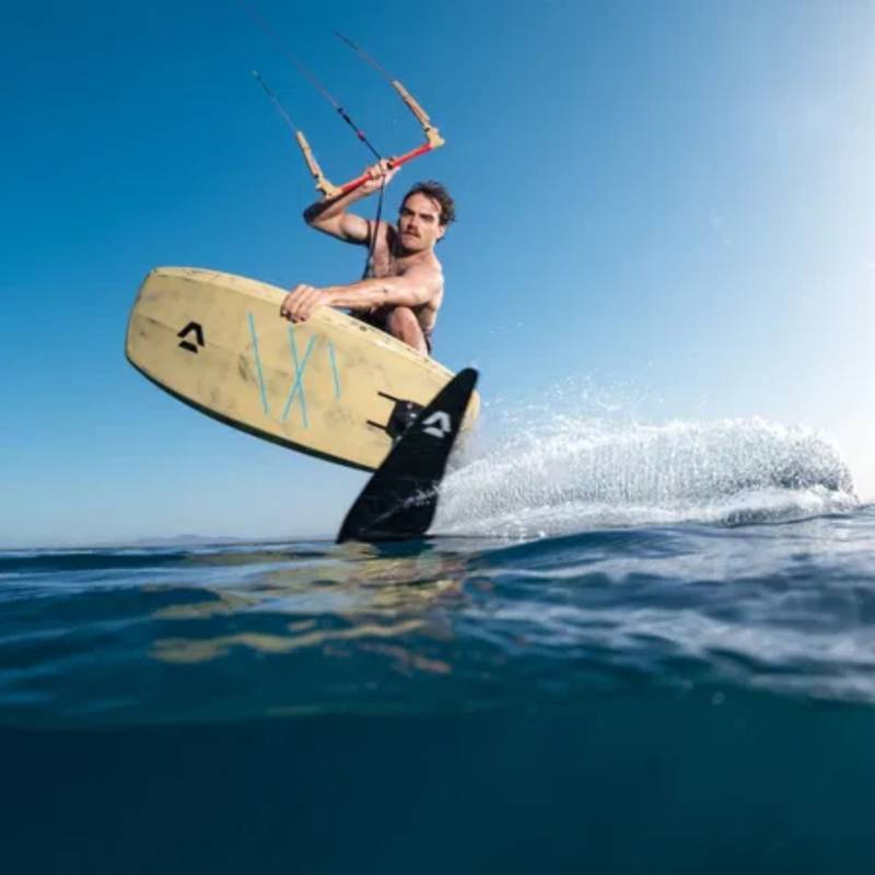 Kitesurfeur réalisant un saut avec la planche de kite foil Duotone Soar SLS 2026 en foil