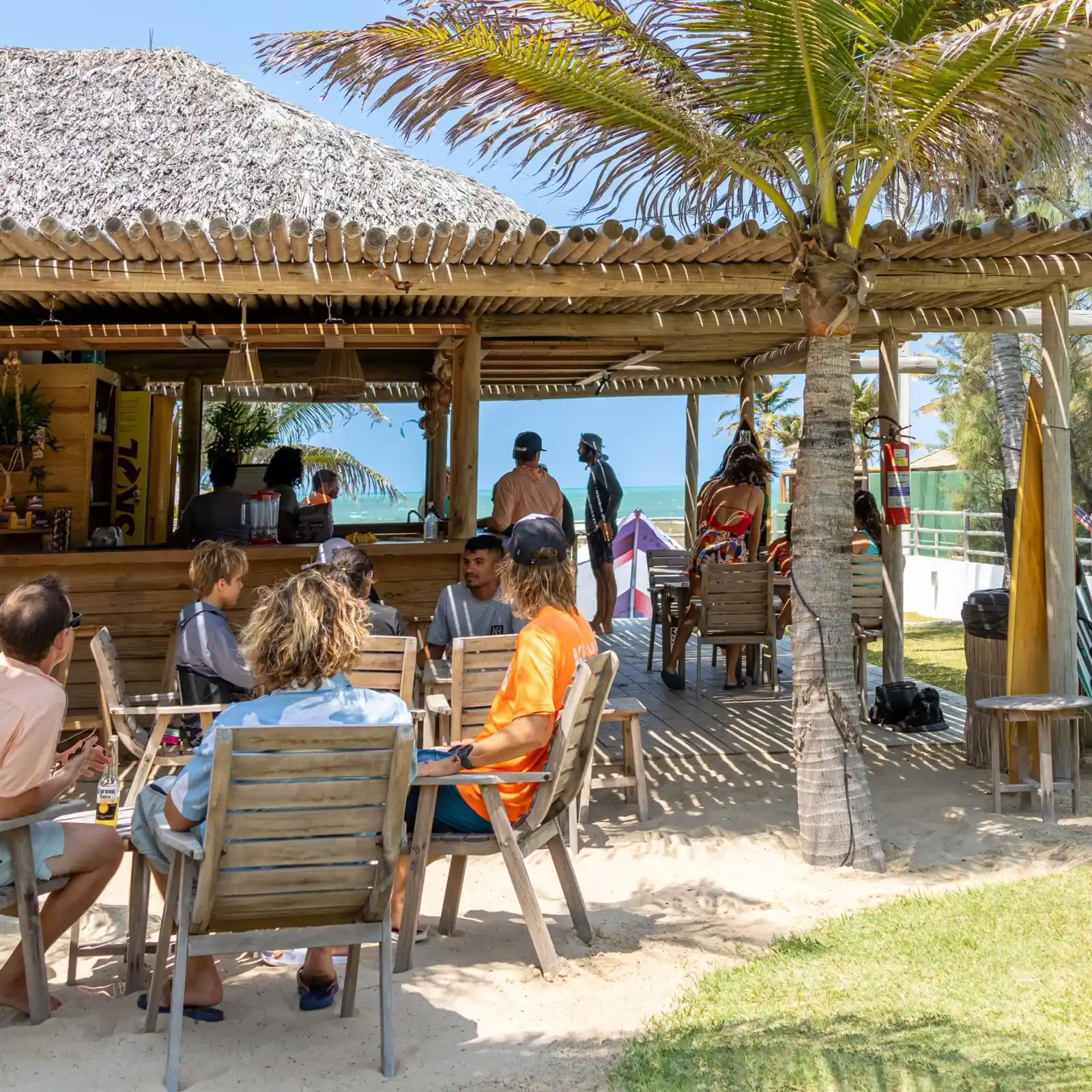 Espace détente et bar sur la plage à One Launch Kite House