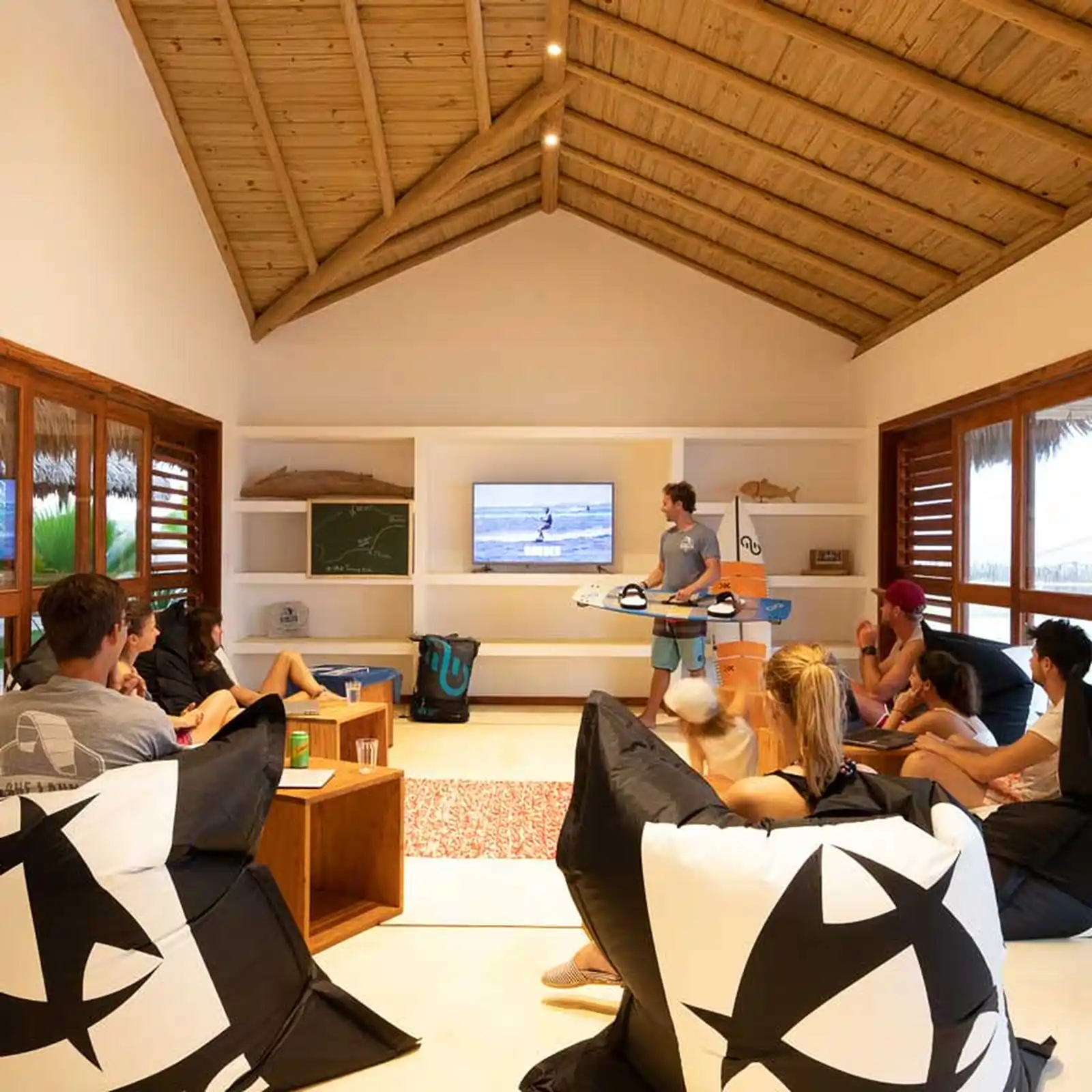 Salle de coaching et briefing vidéo à One Launch Kite House