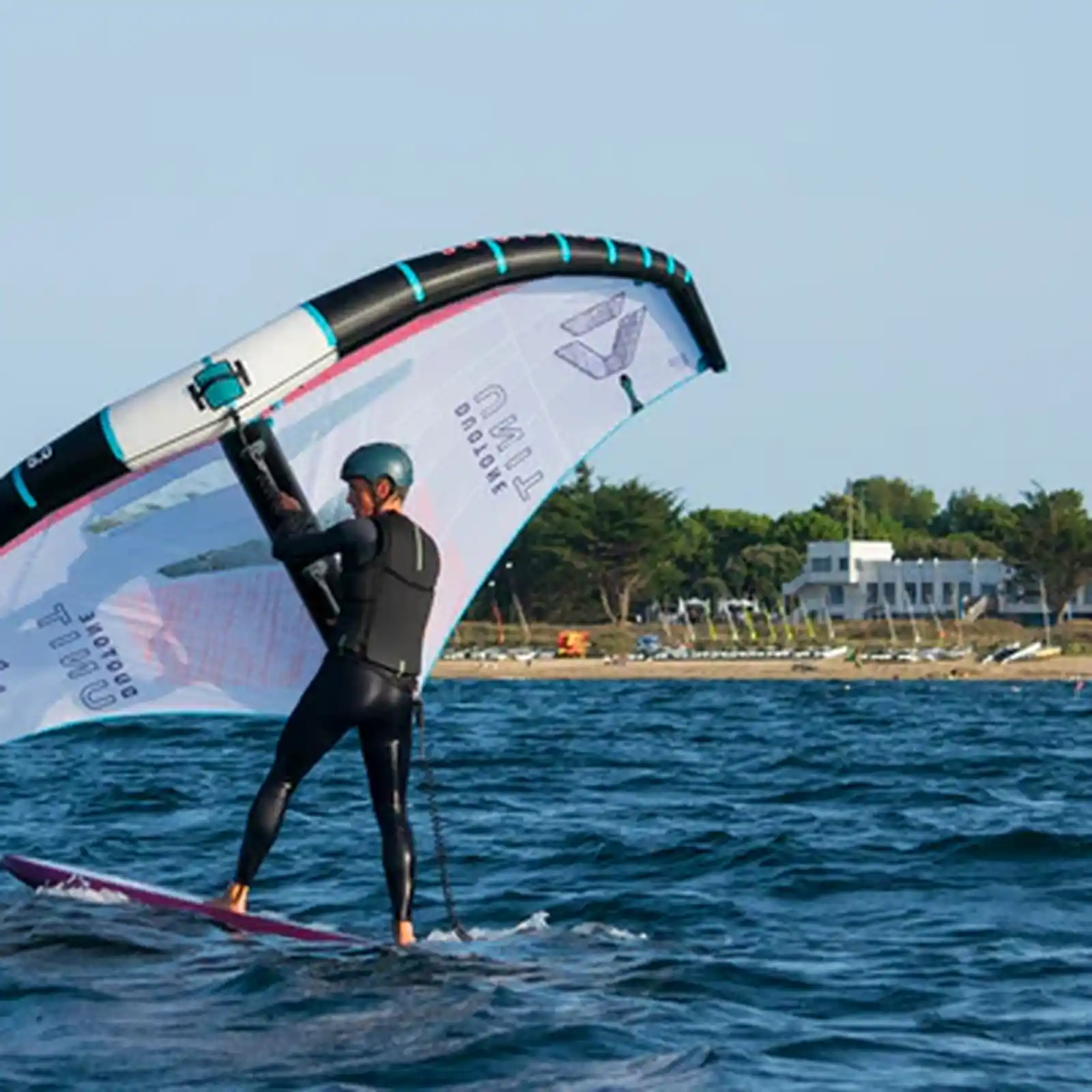 Wingfoil sur le spot de l'École de Voile de l'Île d'Yeu
