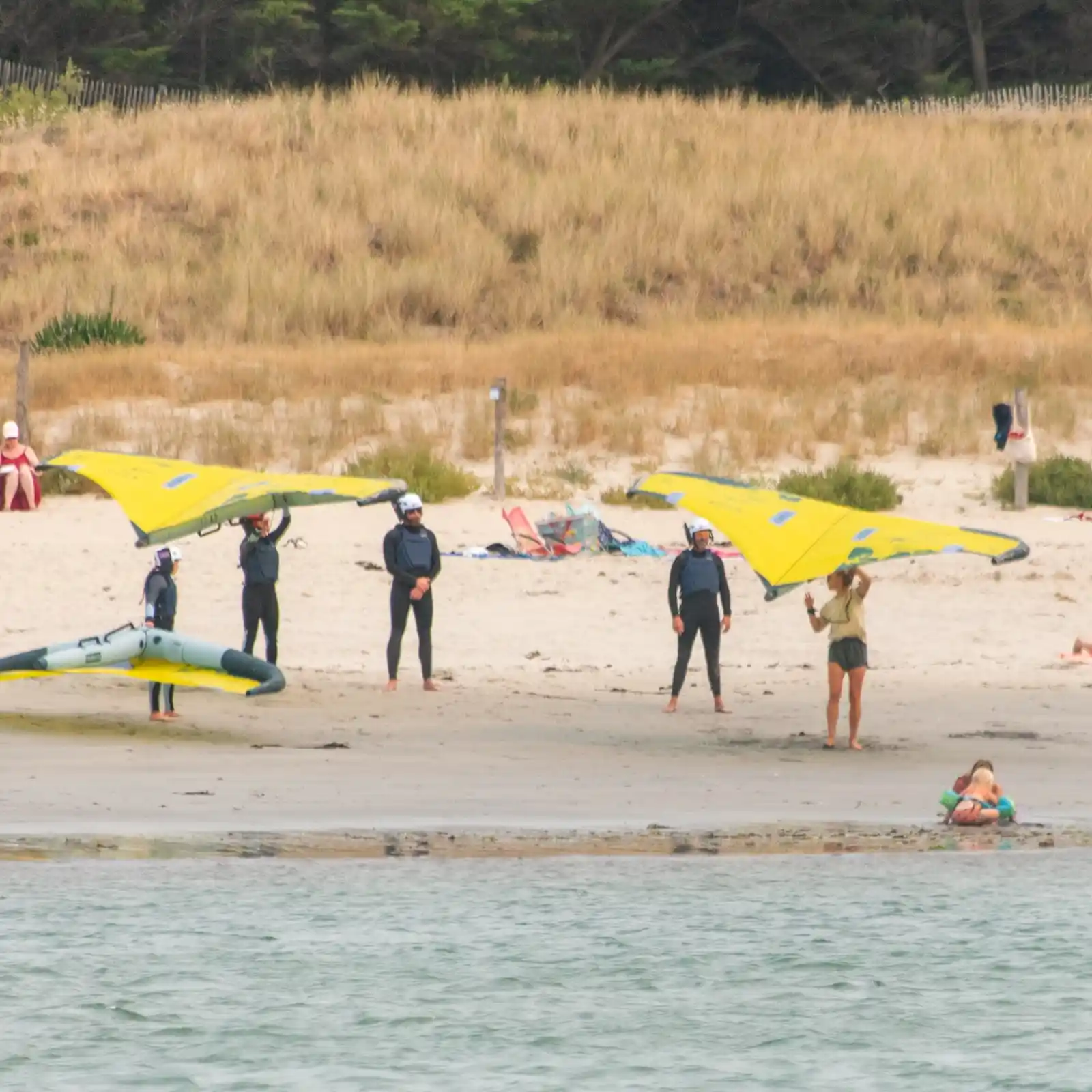Groupe de débutants en wingfoil avec Le Bureau du Vent