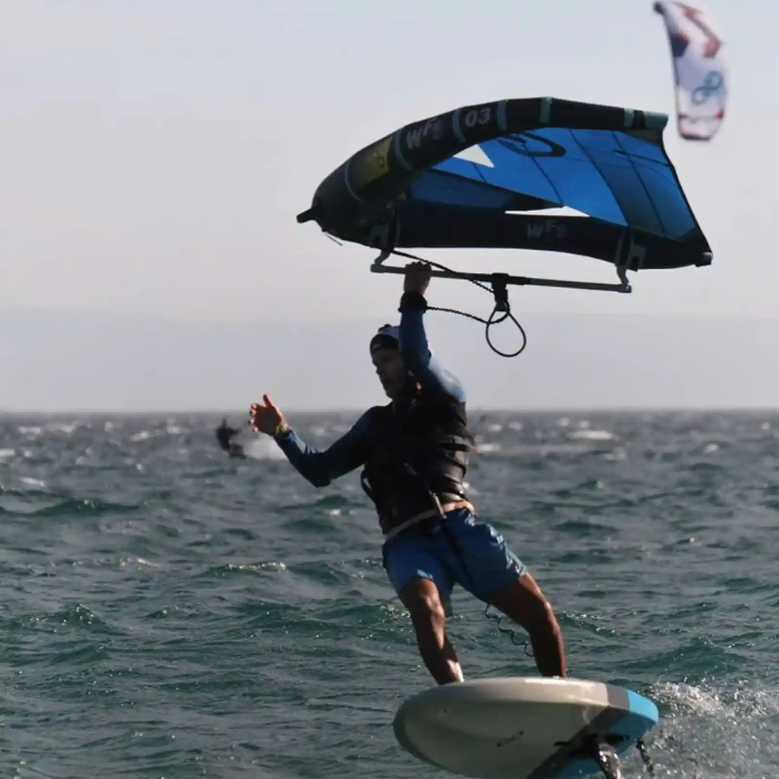 Rider en wingfoil avec Natural Advent en Bretagne