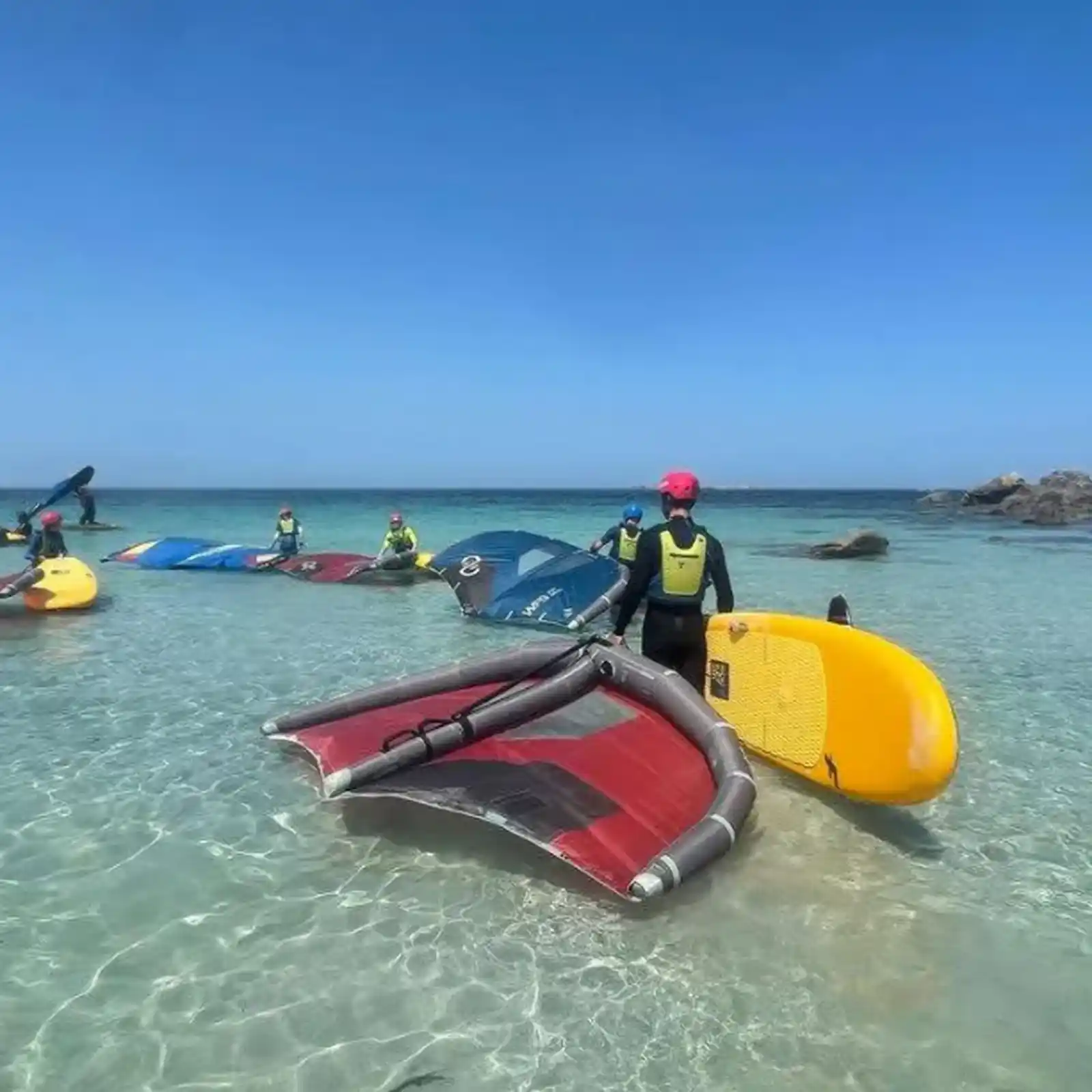 Cours de wingfoil Natural Advent sur eau turquoise